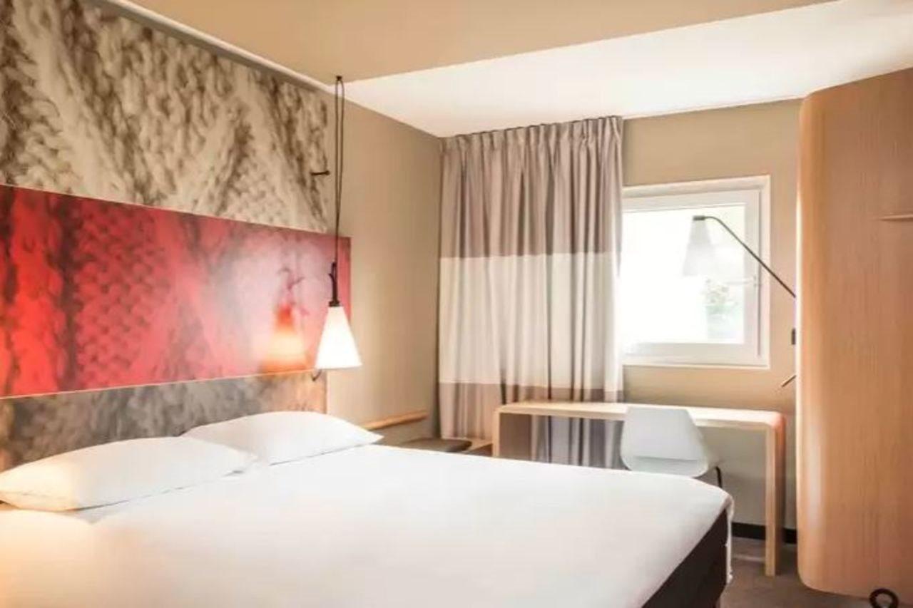 Ibis Paris Porte De Clichy Centre Esterno foto